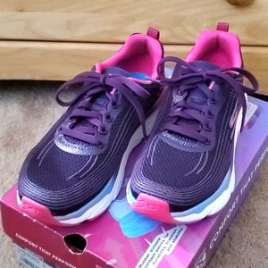 SKECHERS MAX CUSHIONING. Ultra Go Cushioning. Skeckers Air Cooled Mat.